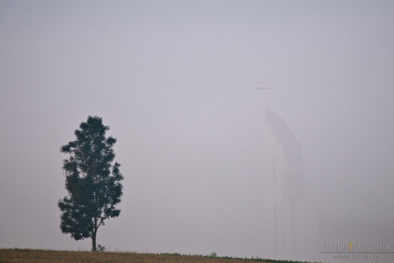 Jodłowa- Kościół we mgle, fot. Dariusz Tyrpin
